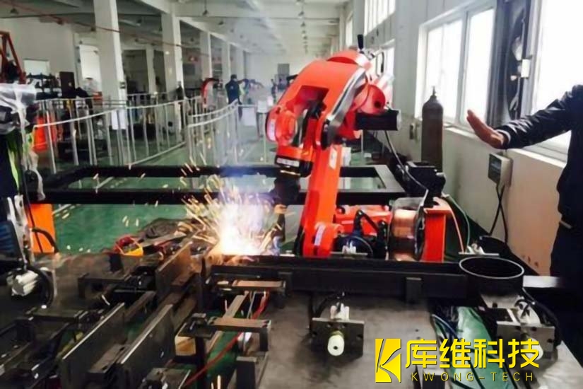 焊接<a href='http://m.topsms.com.cn' target='_blank'><u>機器人工作站</u></a>